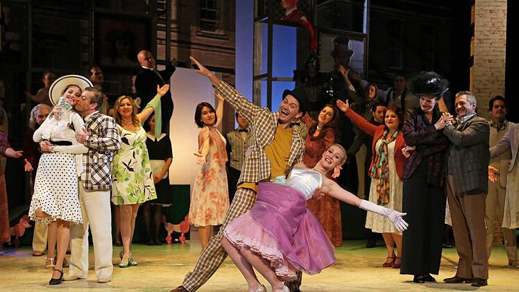 "Me and My Girl": Das Erfolgsmusical, das zwei Jahrzehnte zuvor seine deutschsprachige Erstaufführung in Coburg erlebte, lockte auch ind er Neuinszenierung zahlreiche Besucher an.Foto: Henning Rosenbusch