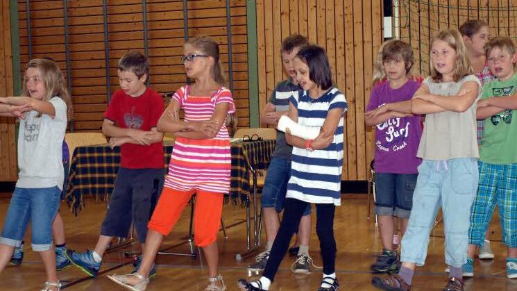 Die Kinder der 3. Klassen wünschten musikalisch alles Gute.
