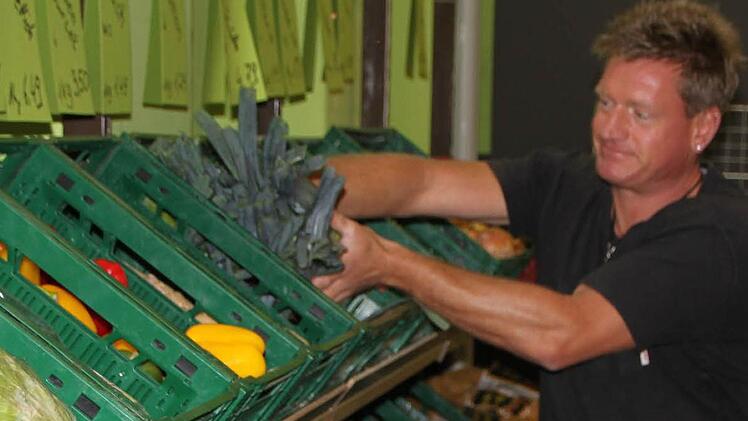 Bevor Sven Porzelt den Lauch ins Regal legen kann, muss er ihn erst einmal holen. Und zwar vom Großhändler in Kitzingen oder Würzburg. Fotos: Ulrike Müller