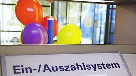 Nicht nur Tristesse: Während der Sparwoche schmücken Mitbringsel die Bankfilialen.  Fotos: Sarah Dann