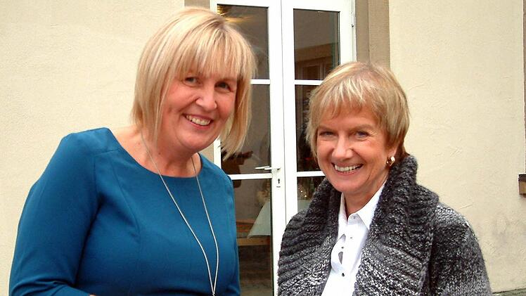 Schulamtsdirektorin Uli Brech (rechts) gratulierte Conny Genslein zu ihrer Ernennung als neue Schulleiterin der Grundschule Zeil-Sand.