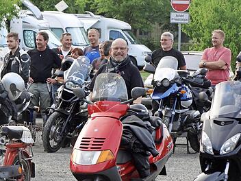 Von Anfang an dabei: Sven Steffan (vorne in der Mitte) ist Mitinitiator des Boxenstopp-Gottesdienstes. Etwa 1000 Kilometer ist er mit seinem 22-jährigen Roller im Jahr unterwegs. "Die landschaftliche Atmosphäre, die Stimmung der Natur, die unterschiedlichen Temperaturen zu er-fahren, das ist schon ein tolles Gefühl."