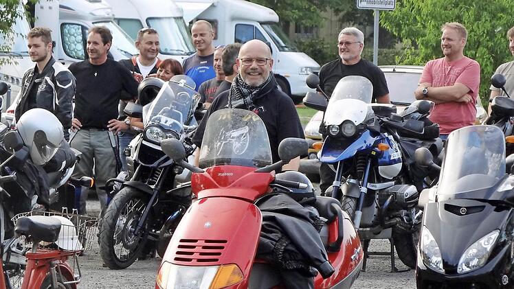 Von Anfang an dabei: Sven Steffan (vorne in der Mitte) ist Mitinitiator des Boxenstopp-Gottesdienstes. Etwa 1000 Kilometer ist er mit seinem 22-jährigen Roller im Jahr unterwegs. "Die landschaftliche Atmosphäre, die Stimmung der Natur, die unterschiedlichen Temperaturen zu er-fahren, das ist schon ein tolles Gefühl."