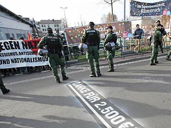 Laufen für einen guten Zweck: Regelmäßig wurden die Rechtsextremen auf der Straße über die Spendensumme informiert.  Foto: News5/Fricke