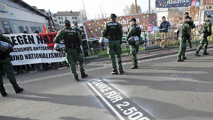 Laufen für einen guten Zweck: Regelmäßig wurden die Rechtsextremen auf der Straße über die Spendensumme informiert.  Foto: News5/Fricke