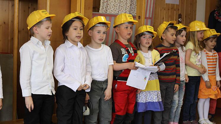Nach dem Motto "Wer baggert noch so spät am Baggerloch?" führten die Jungen und Mädchen des Kindergartens Nordhalben die einzelnen Schritte des Umbaus auf. Foto: Michael Wunder
