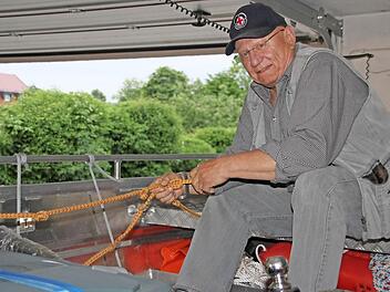 Herbert Sachs ist der Kapitän der Altenkunstadter Wasserwacht, der seine Mannschaft fest im Griff hat. Unser Bild zeigt ihn auf dem Rettungsboot der Wasserwacht, das nach dem Ehrenvorsitzenden Hermann Ramer auf den Namen "Hermann" getauft worden war.  Foto: Stephan Stöckel