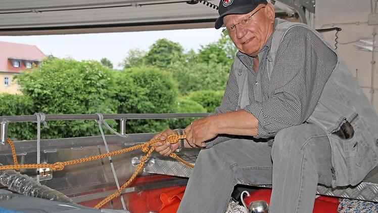 Herbert Sachs ist der Kapitän der Altenkunstadter Wasserwacht, der seine Mannschaft fest im Griff hat. Unser Bild zeigt ihn auf dem Rettungsboot der Wasserwacht, das nach dem Ehrenvorsitzenden Hermann Ramer auf den Namen "Hermann" getauft worden war.  Foto: Stephan Stöckel