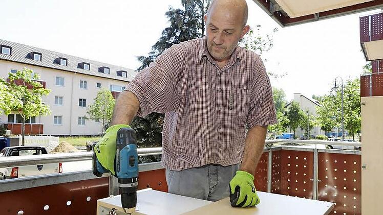 In den künftigen Büros werden die alten Küchenschränke nicht gebraucht. Schreiner Lorenz Schneider baut sie aus und zerlegt sie.  Foto: Matthias Hoch