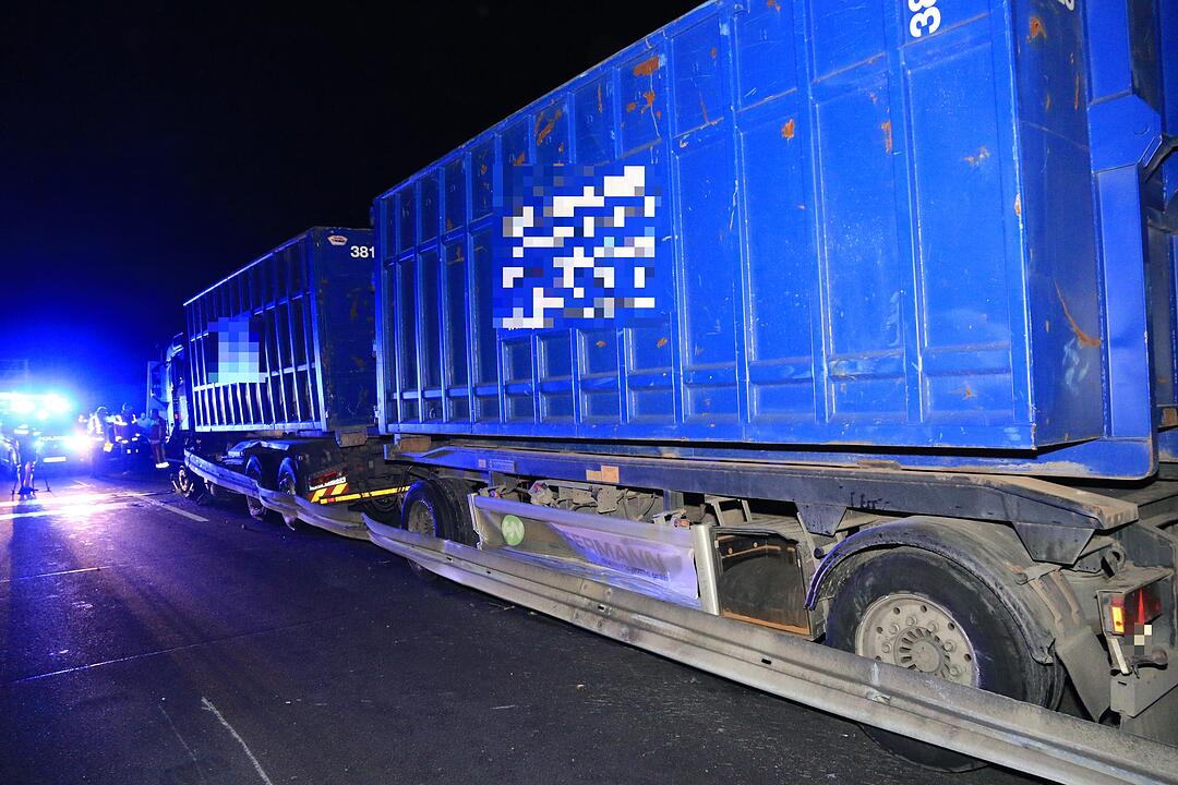 Lkw durchbricht Mittelschutzplanke auf A73