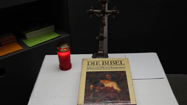 In der Kirche gibt es Gelegenheit in der Bibel zu blättern und zu beten, um das Passierte zu verarbeiten.