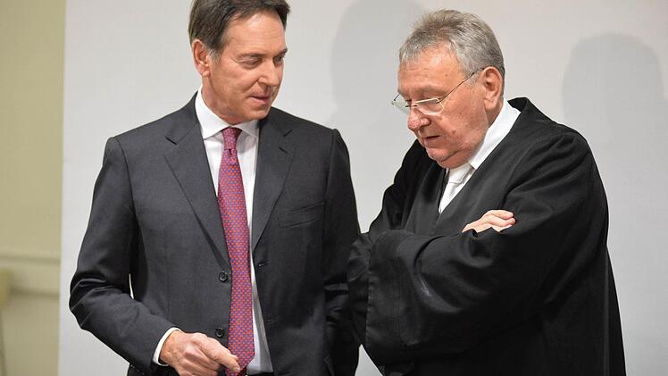 Michael Stoschek (links) mit seinem Verteidiger Rainer Brüssow (Köln). Foto: Ronald Rinklef