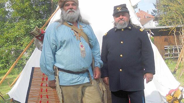 Wer das "Country-Festival" in Neustadt besucht, l&auml;uft ihnen &uuml;ber den Weg: Friedrich Renk und Dieter Schunk sind zwei Urgesteine der "Mountain-Lions".Foto: Cindy D&ouml;tschel