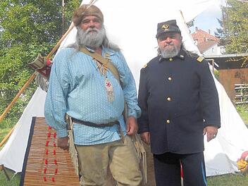 Wer das "Country-Festival" in Neustadt besucht, l&auml;uft ihnen &uuml;ber den Weg: Friedrich Renk und Dieter Schunk sind zwei Urgesteine der "Mountain-Lions".Foto: Cindy D&ouml;tschel