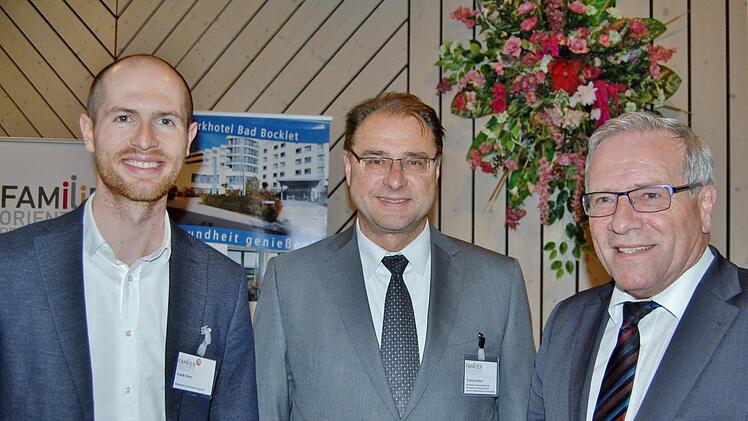 Der Veranstalter des Forums, Thomas Stelzer (Mitte), Vorsitzender der Geschäftsführung der Agentur für Arbeit Schweinfurt, zusammen mit Staatssekretär Johannes Hintersberger (rechts) und Keynote Speaker Frank Eilers.  Foto: Sigismund v. Dobschütz