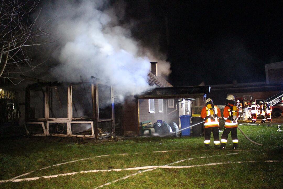 Anbau geht in Flammen auf