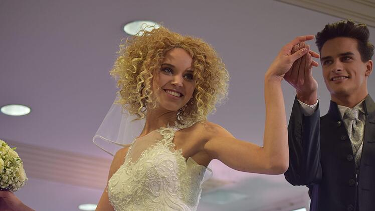 Taynara Wolf und Pascal Unbehaun zeigen die neusten Hochzeits-Modetrends.Foto: Daniela Pondelicek