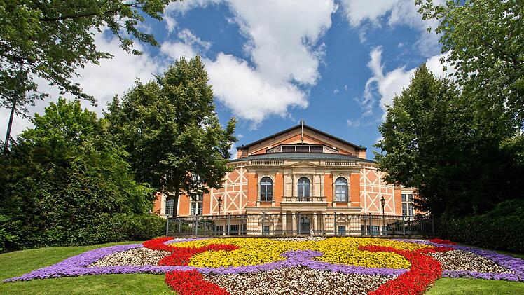 Am Grünen Hügel in Bayreuth wird es zum Auftakt der Wagner-Festspiele wieder einen Aufmarsch der Prominenz geben.Daniel Karmann dpa/lby