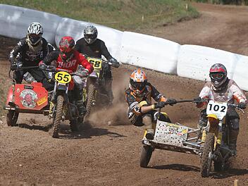 Bei den Gespannfahrern gab es den schwersten Unfall - eine Pilotin stürzte aus dem Beiwagen, verletzte sich aber nur leicht.  Fotos: Günther Geiling
