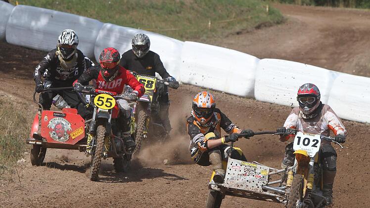 Bei den Gespannfahrern gab es den schwersten Unfall - eine Pilotin stürzte aus dem Beiwagen, verletzte sich aber nur leicht.  Fotos: Günther Geiling