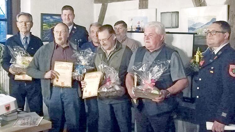 Die langjährigen Mitglieder und ausscheidenden Vorstandsmitglieder mit Wolfgang Seeliger, Fritz Röschlein, Hermann Kühnke, Manfred Hochreuther, Manfred Roderus, Werner Mundl, Georg Aures, Günther Meidenbauer und Niko Drechsel sowie Kommandant Jürgen Zorn (v. l.) Fotos: Richard Sänger