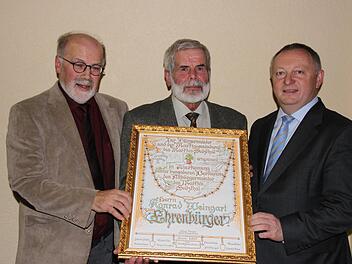 Bürgermeister August Weingart (von links), der neue Ehrenbürger Konrad Weingart und Landrat Thoma Bold.  Foto: Hilmar Ruppert