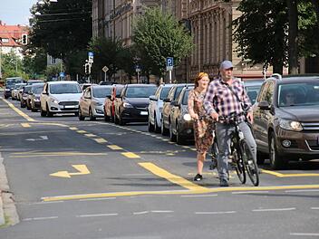 Auch in der Friedrichstraße sollen die gelben Linien durch weiße ersetzt werden - der Verkehrsversuch wird zur Dauerlösung. Foto: Sebastian Schanz