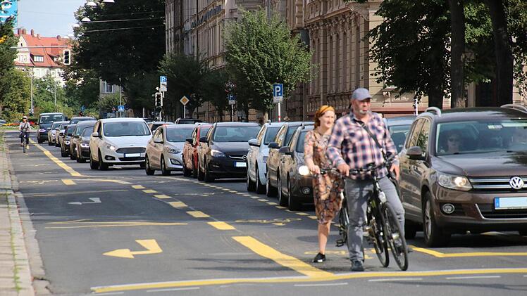 Auch in der Friedrichstraße sollen die gelben Linien durch weiße ersetzt werden - der Verkehrsversuch wird zur Dauerlösung. Foto: Sebastian Schanz