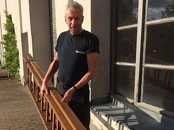 Viele Brauereien hatten bis weit in die 1960er Jahre hinein eigene Werksfeuerwehren mit entsprechender Ausstattung. Ein Beispiel einer hierf&uuml;r typischen "Ersthelferleiter" &uuml;bergibt Hans Biedermann an Museumsleiter Bernhard Sauermann f&uuml;r das Bayerische Brauereimuseum. Fotos: privat