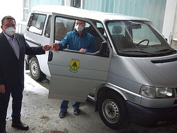 Herr Köhler, übernehmen sie: Bürgermeister Jürgen Wittmann freut sich, dass Klaus Köhler (rechts) und weitere Helfer bei Bedarf Senioren ins Impfzentrum nach Witzmannsberg fahren werden. Mit dem  Seniorenbus der Gemeinde  steht das passende Fahrzeug zur Verfügung. - Foto: Berthold Köhler