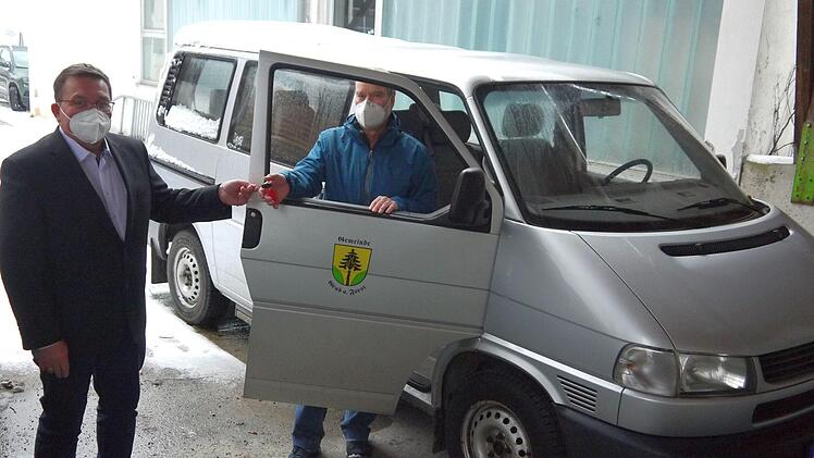 Herr Köhler, übernehmen sie: Bürgermeister Jürgen Wittmann freut sich, dass Klaus Köhler (rechts) und weitere Helfer bei Bedarf Senioren ins Impfzentrum nach Witzmannsberg fahren werden. Mit dem  Seniorenbus der Gemeinde  steht das passende Fahrzeug zur Verfügung. - Foto: Berthold Köhler