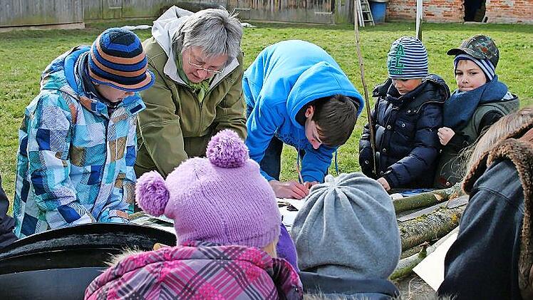 Eifrig mit der Natur beschäftigt ist der Obst- und Gartenbauverein Fürth am Berg. Die vielen Projekte gerade auch für Kinder und Jugendliche wurden bereits durch den Kleinprojektefonds der Leader-Region Coburger Land unterstützt.