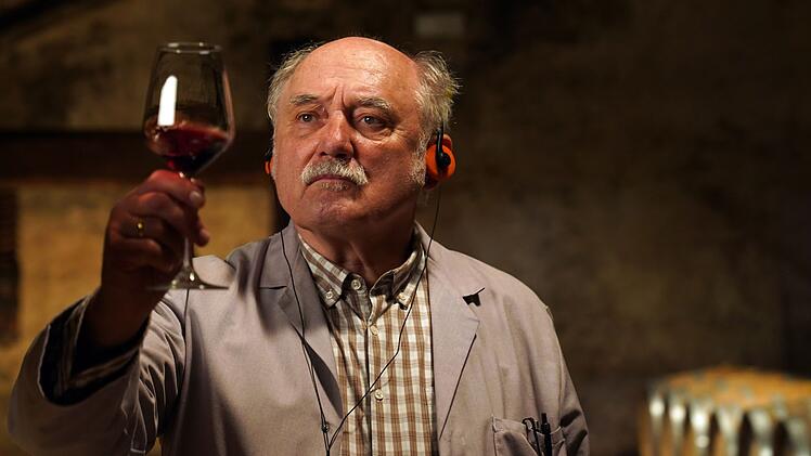 Der Kellermeister Kofler (Karl Fischer) gilt als unbeirrbarer Traditionalist. Neue Trauben kommen ihm nicht ins Fass. Laura wirft er sogar Betrug vor.