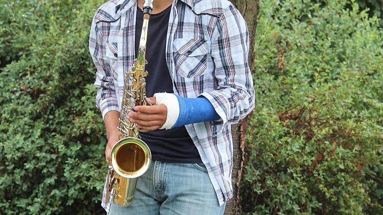 Zurzeit kann Gustavo kein Saxophon spielen - das ist seinem Gipsarm geschuldet.