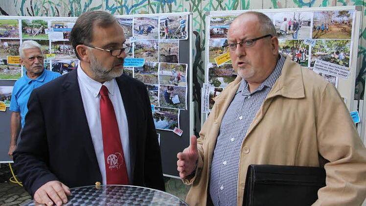 Schulleiter Klaus-Peter Schmidt und Pfarrer Pater Rudolf Theiler