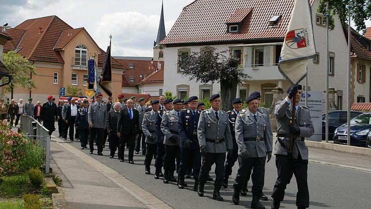 Der Kreis-Ehrenzug der Reservisten begleitete den feierlichen Zug von der Stadtpfarrkirche zum Krieger-Ehrenmal und dann zur Mainhalbinsel.