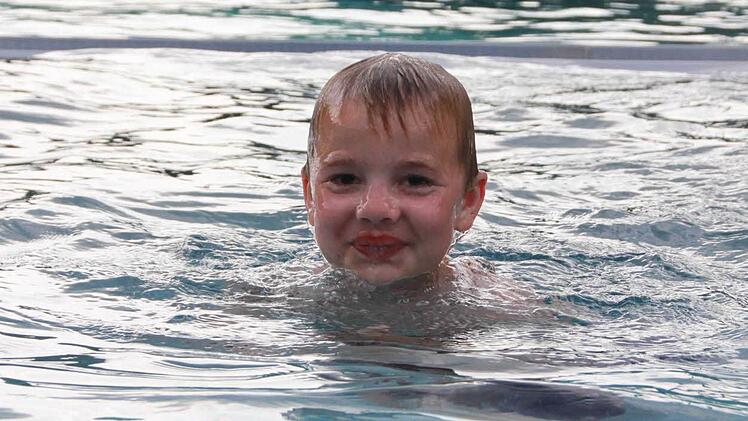 Im vierten Teil unserer Sommer-Serie geht es für die Schwimmbad-Tester ins benachbarte Bad Brückenau. Dort will die fünfköpfige Familie genau wissen, wie gut es sich in der Therme planschen lässt. Foto: Carmen Schmitt