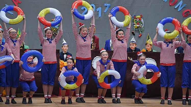 ... und griffen dann zum Schwimmreifen. Foto: Ronald Rinklef