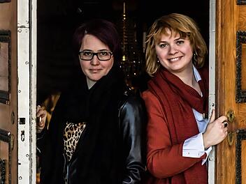 Alexandra Szemerédy (rechts) und Magdolna Parditka bringen "Das schlaue Füchslein" in Coburg auf die Bühne.Foto: Jochen Berger