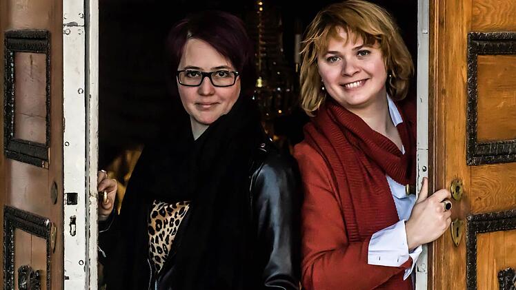 Alexandra Szemerédy (rechts) und Magdolna Parditka bringen "Das schlaue Füchslein" in Coburg auf die Bühne.Foto: Jochen Berger
