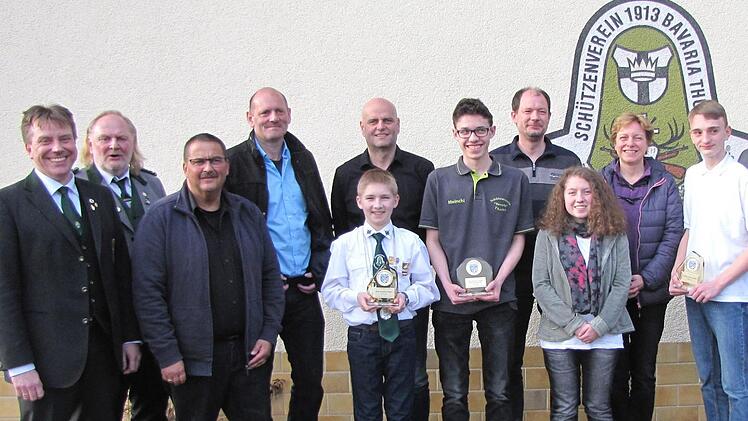 Bezirksschützenmeister Matthias Dörrie (von links) und Gauschützenmeister Michael Groß ehrten Burkhard Voll, Edgar Hehn, Klemens Hehn, Fabian Kirchner, Marius Meindl, Jörg Müller, Stefanie Röder, Dagmar Müller und Christoph Metz. Foto: Manfred Koch