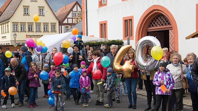 Es war unübersehbar: Heuer feiert die Kreisstadt ihr 40. Straßenfest. Foto: Ulrike Langer