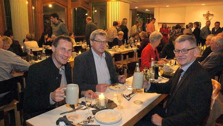 Sie f&uuml;hlten sich sehr wohl bei der Silvesterfeier  (von links): Pfarrer Marianus Schramm, Monsignore Edgar Hagel und Litzendorfs B&uuml;rgermeister Wolfgang M&ouml;hrlein.Joseph Beck