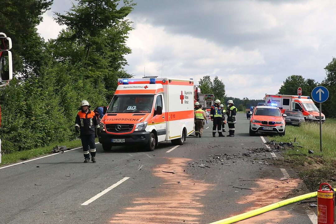 Tödlicher Unfall auf B466: Auto kollidiert mit Lkw