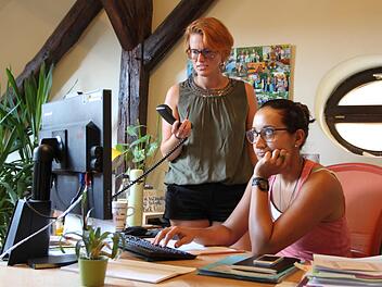 Schon wieder Netzprobleme: Anne Baumann und Johanna Stumpner arbeiten beim Büro für Lebensmittelkunde und Qualität in der Unteren Badersgasse.  Für ihre tägliche Arbeit ist das Internet einfach zu langsam. Foto: Ulrike Müller