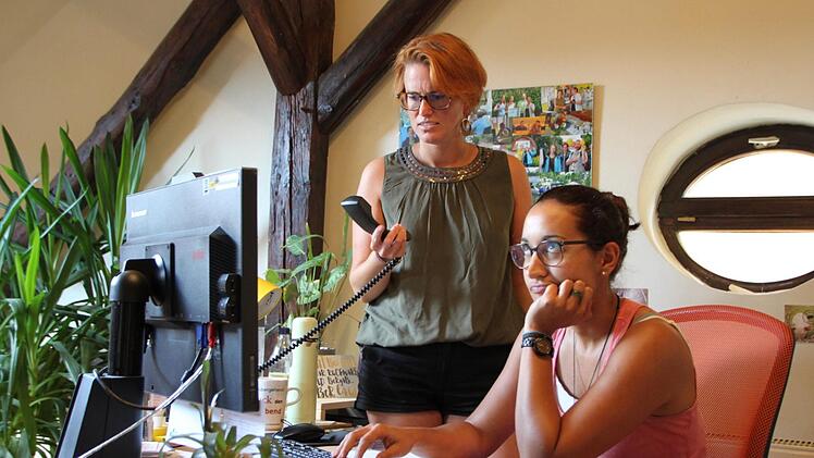 Schon wieder Netzprobleme: Anne Baumann und Johanna Stumpner arbeiten beim Büro für Lebensmittelkunde und Qualität in der Unteren Badersgasse.  Für ihre tägliche Arbeit ist das Internet einfach zu langsam. Foto: Ulrike Müller