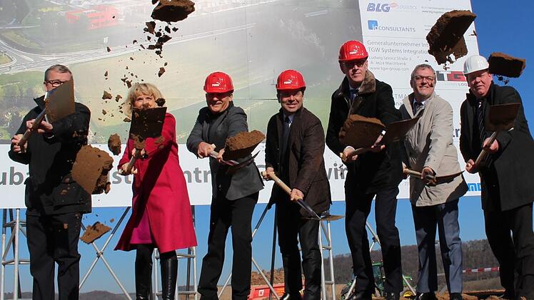 Gruben schon den ersten Sand um: Ernst Nickel, Tamara Bischof, Michael Lämmermann, Wolfgang Dietz, Frank Dreeke, Thomas Berndorfer und Torsten Schuff (v. links). Foto: Yannick Hupfer
