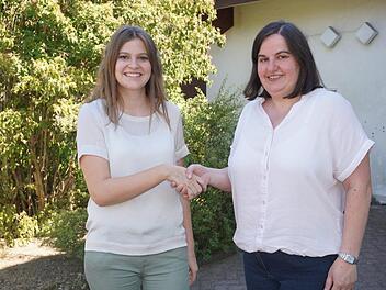 Ausbildung Maike Pörtner (links) absolvierte ihre Ausbildung zur  Verwaltungsfachangestellten in der Gemeinde Sandberg und erhielt für  ihre Leistungen den Staatspreis der Regierung von Unterfranken. Es  gratulierte Bürgermeisterin Sonja Reubelt. Marion Eckert