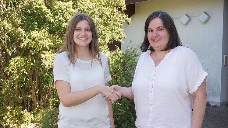Ausbildung Maike Pörtner (links) absolvierte ihre Ausbildung zur  Verwaltungsfachangestellten in der Gemeinde Sandberg und erhielt für  ihre Leistungen den Staatspreis der Regierung von Unterfranken. Es  gratulierte Bürgermeisterin Sonja Reubelt. Marion Eckert