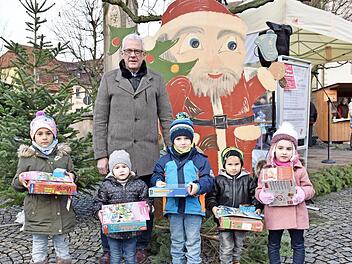 Beim Nikolausmarkt der Hobbybastler in Haßfurt ehrte der Straßenfest-Förderverein die Gewinner des Luftballonweitflugwettbewerbs. Unser Bild zeigt (von links) Asmin Nayir, Jana Schnell, Jonas Veit, Lucas Huber und Aurelia Reinwand, die den sechsten Preis für ihre Schwester Carla entgegennahm, mit Bürgermeister Günther Werner.  Foto: Ulrike Langer